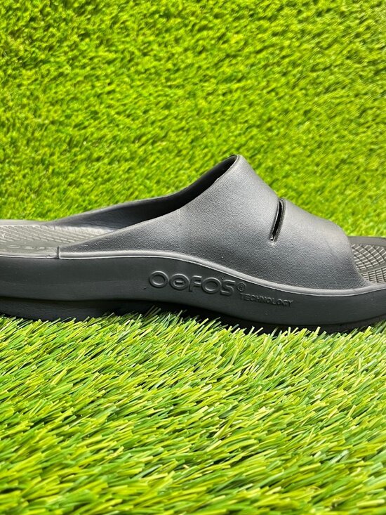 Oofos OOahh Mens Size 8 All Black Beach Walking Outdoor Recovery Slide Sandals main image 6